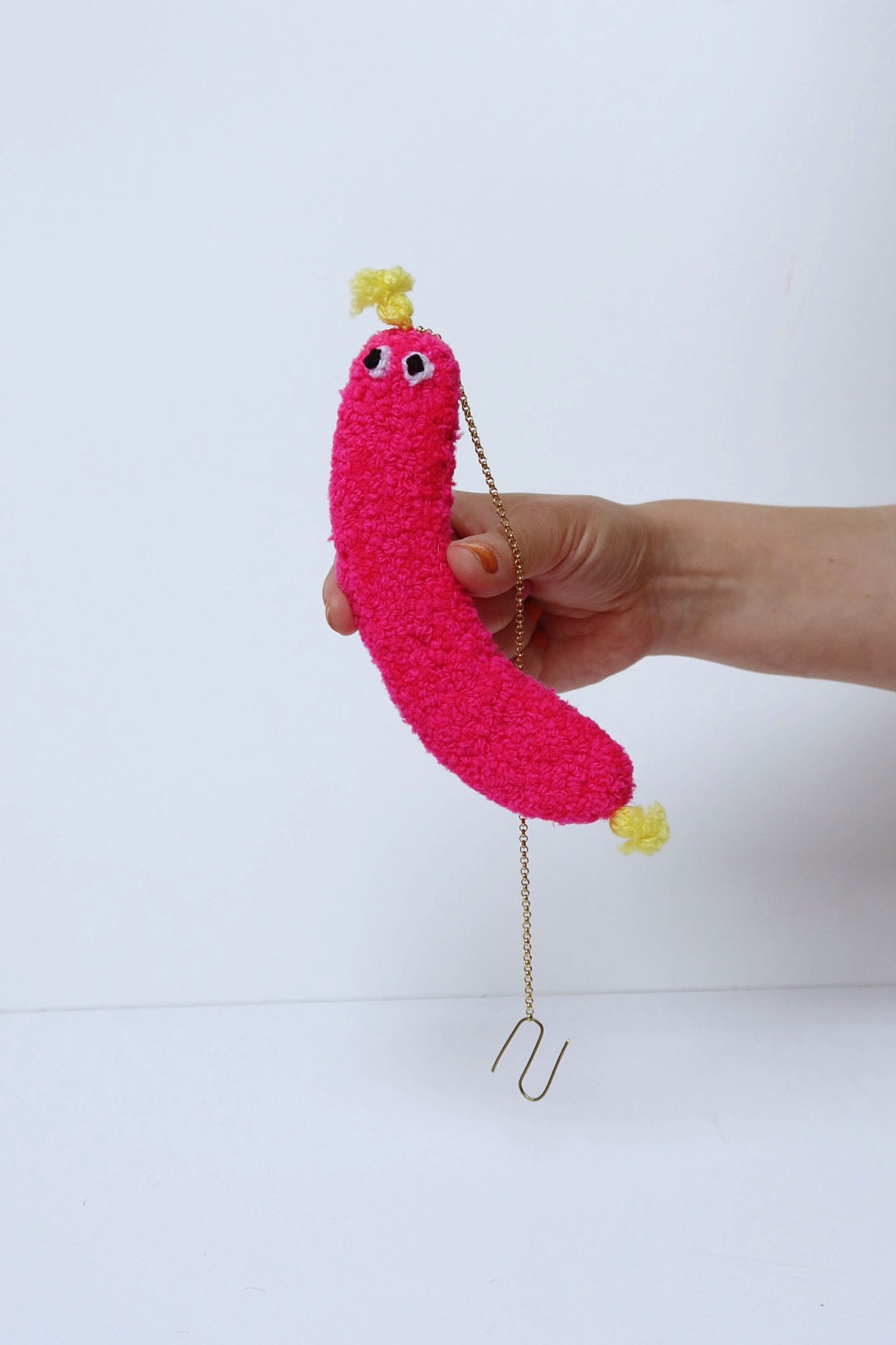 Lodden Pølse med Øjne - Hot Pink og Gul Tekstilkunst