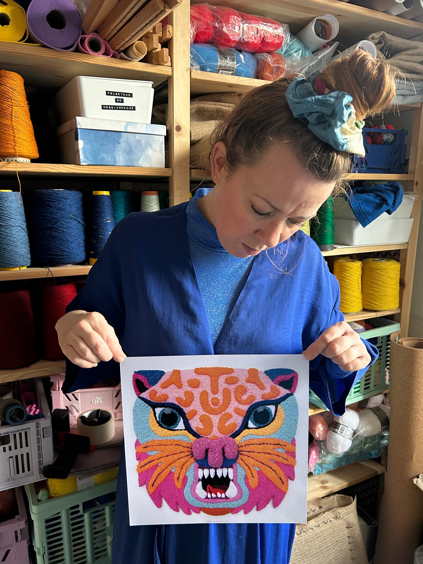 Feline - Pink, Orange & Blå - Plakat af Håndlavet Tuftet Maske