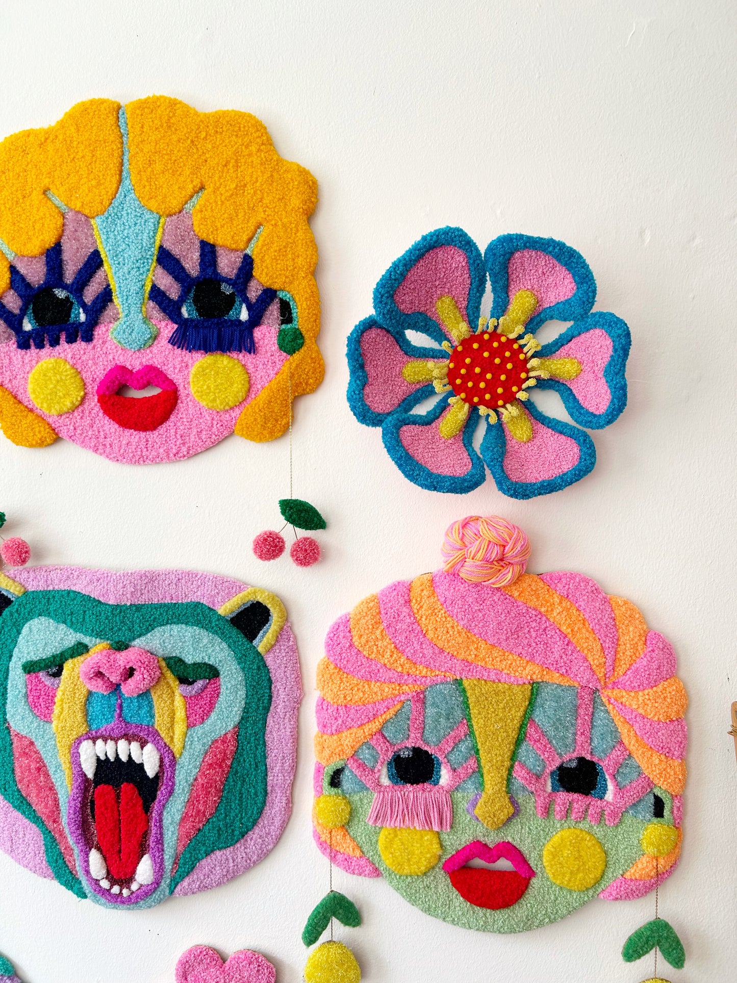 Mellemstor Blomst Skulptur - Pink, Blå & Gul