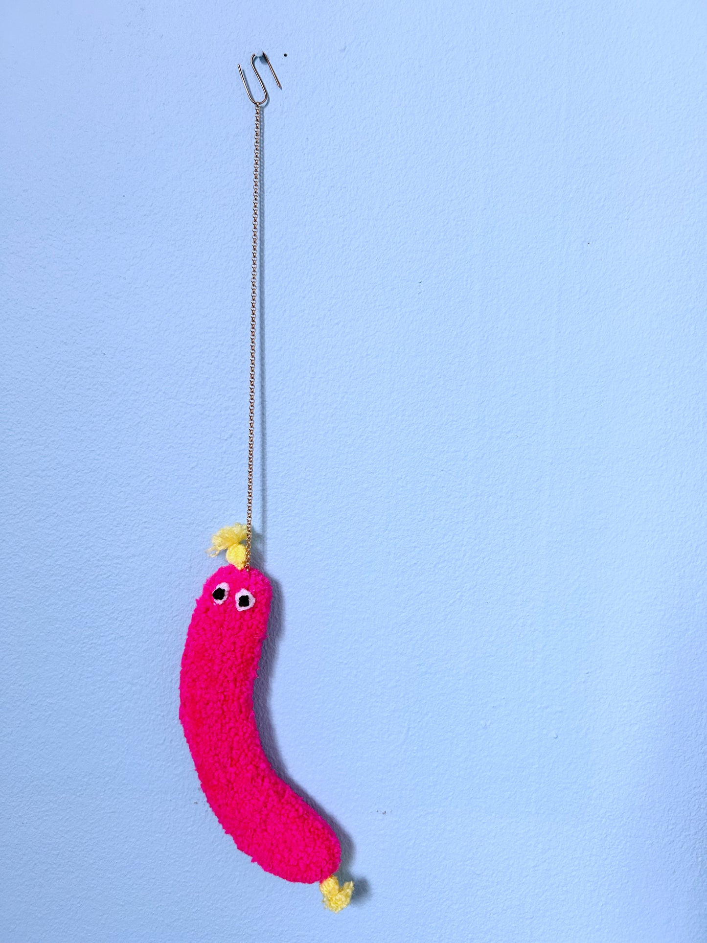 Lodden Pølse med Øjne - Hot Pink og Gul Tekstilkunst