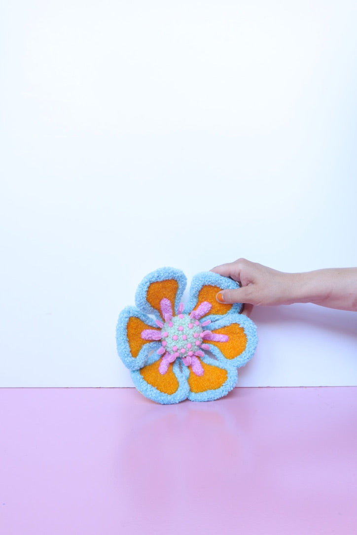 Gul, Lyseblå & Lyserød Blomst Skulptur - Formbar Tekstilkunst
