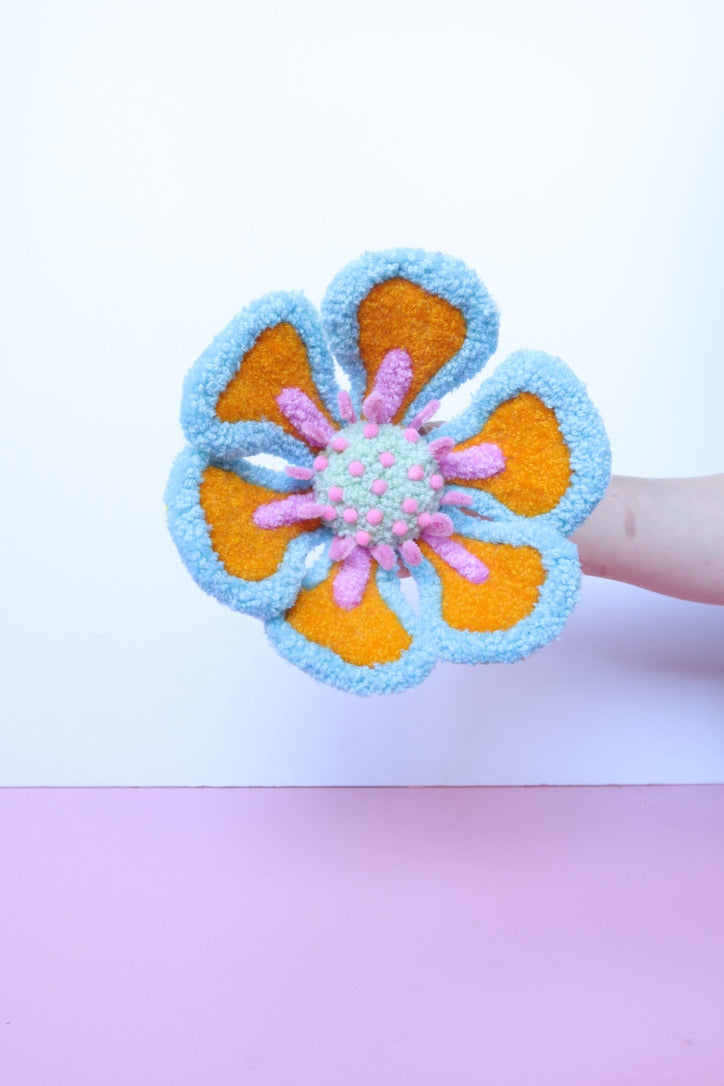 Gul, Lyseblå & Lyserød Blomst Skulptur - Formbar Tekstilkunst