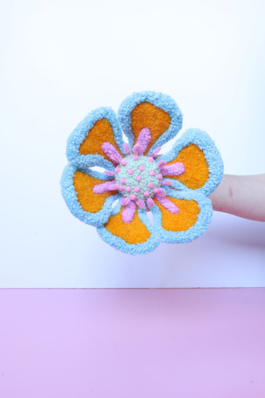 Gul, Lyseblå & Lyserød Blomst Skulptur - Formbar Tekstilkunst