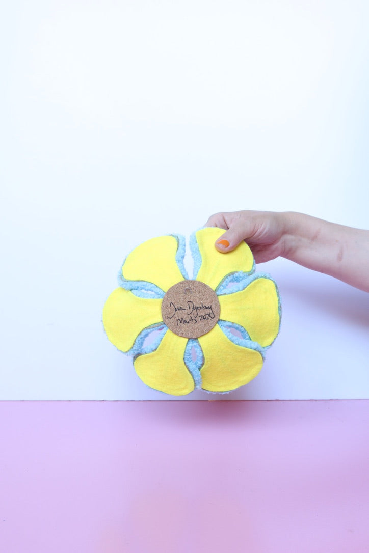 Gul, Lyseblå & Lyserød Blomst Skulptur - Formbar Tekstilkunst