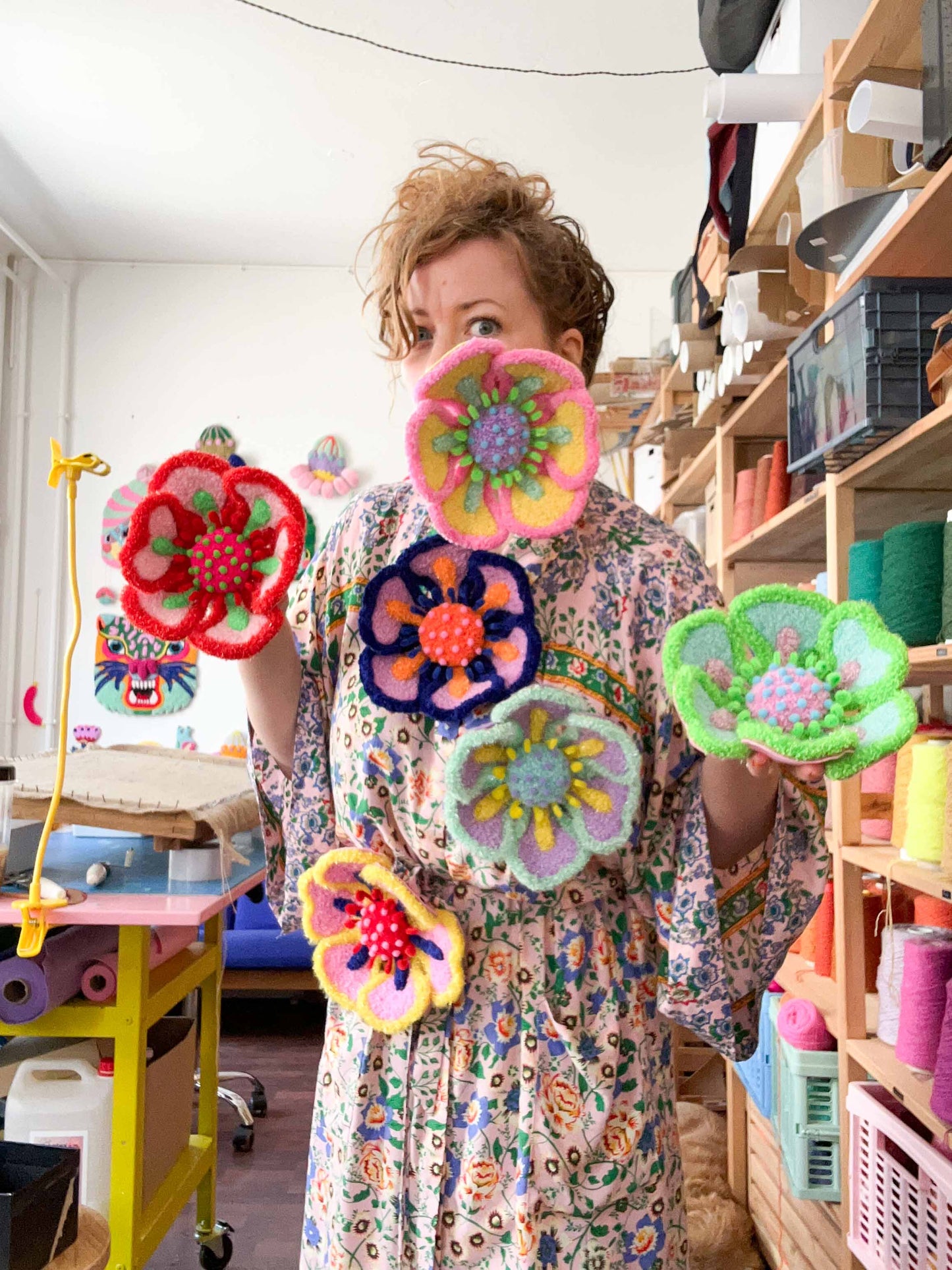 Lyserød, Rød & Grøn Blomst Skulptur - Formbar Tekstilkunst