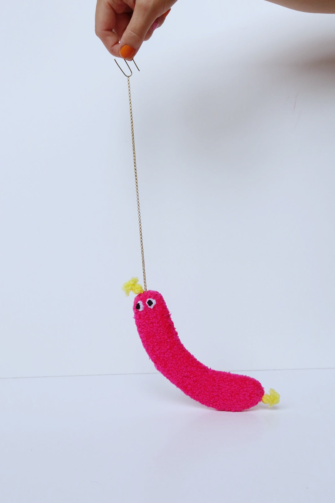 Lodden Pølse med Øjne - Hot Pink og Gul Tekstilkunst