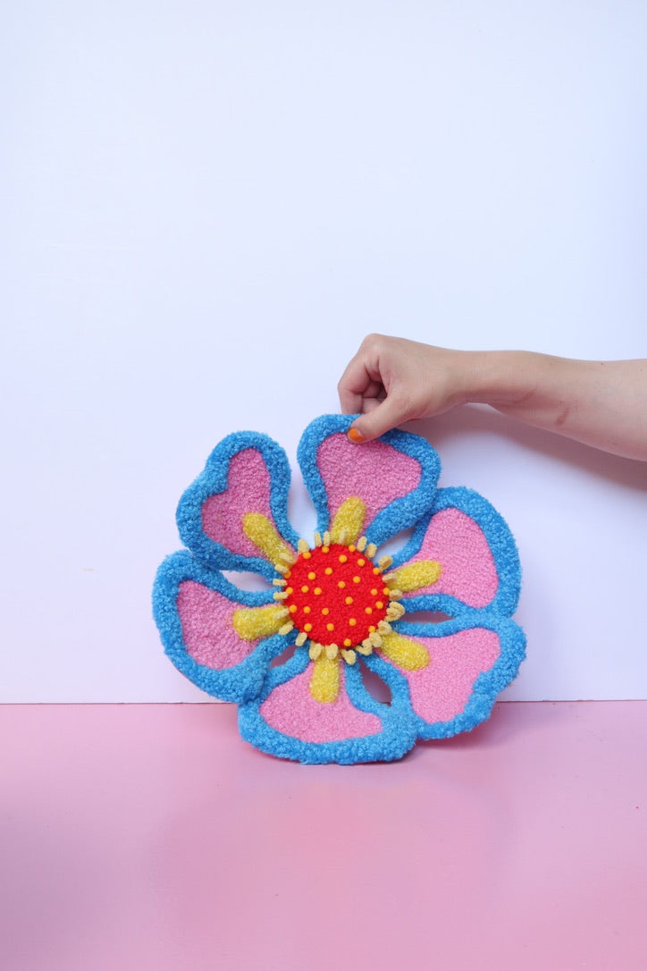 Mellemstor Blomst Skulptur - Pink, Blå & Gul