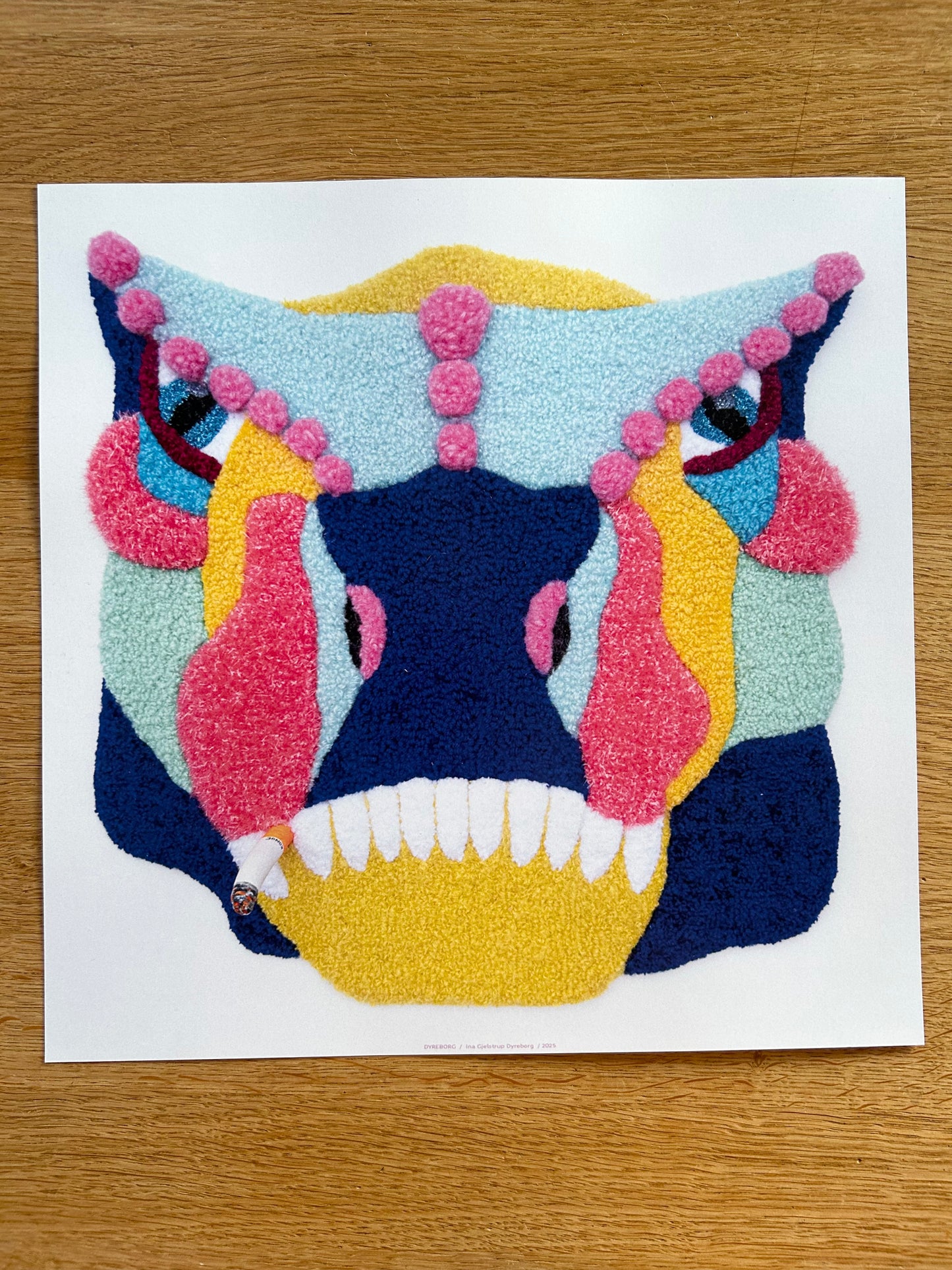 T-Rex - Blå, Pink, Gul & Lyserød - Plakat af Håndlavet Tuftet Maske