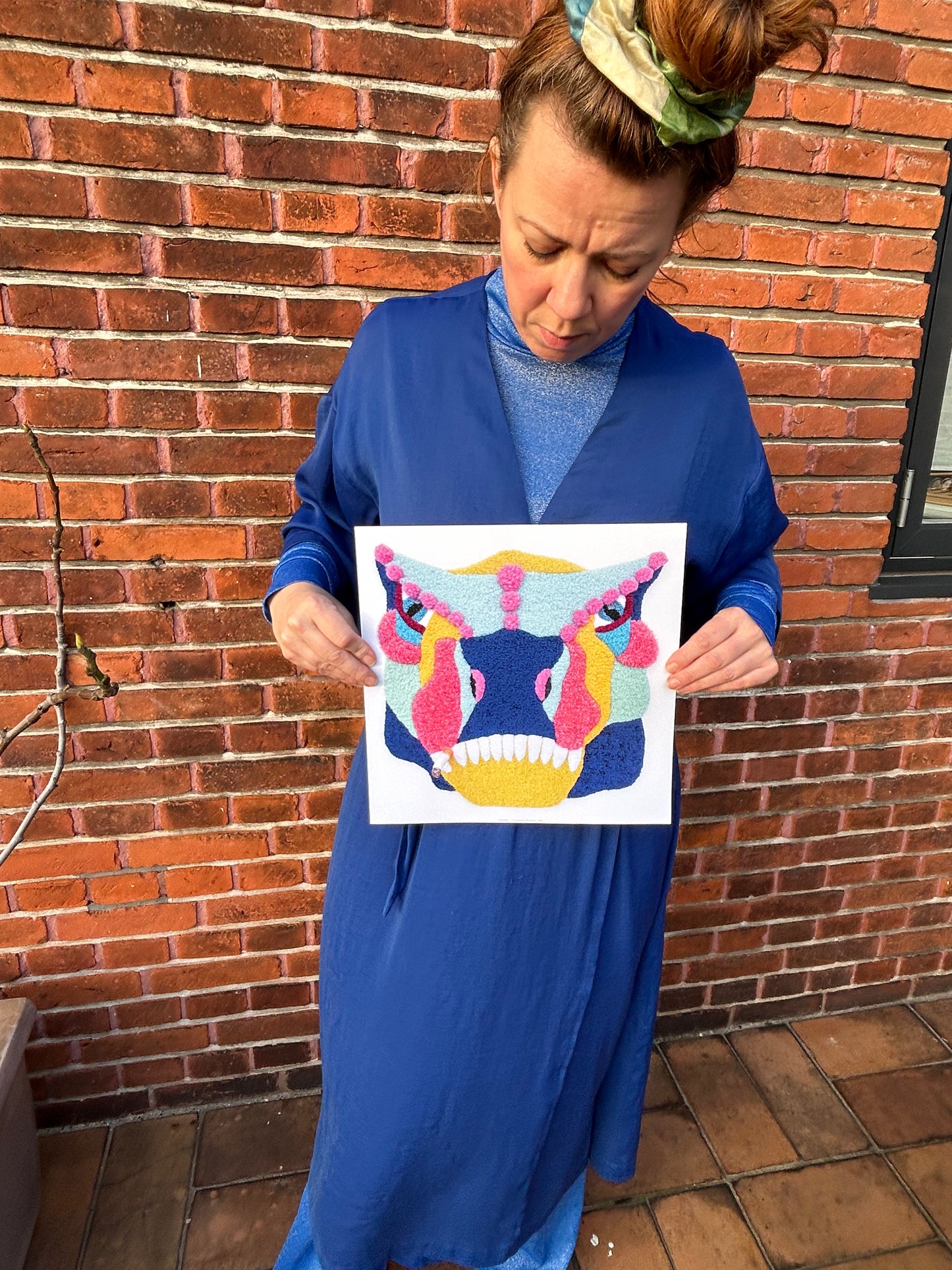 T-Rex - Blå, Pink, Gul & Lyserød - Plakat af Håndlavet Tuftet Maske