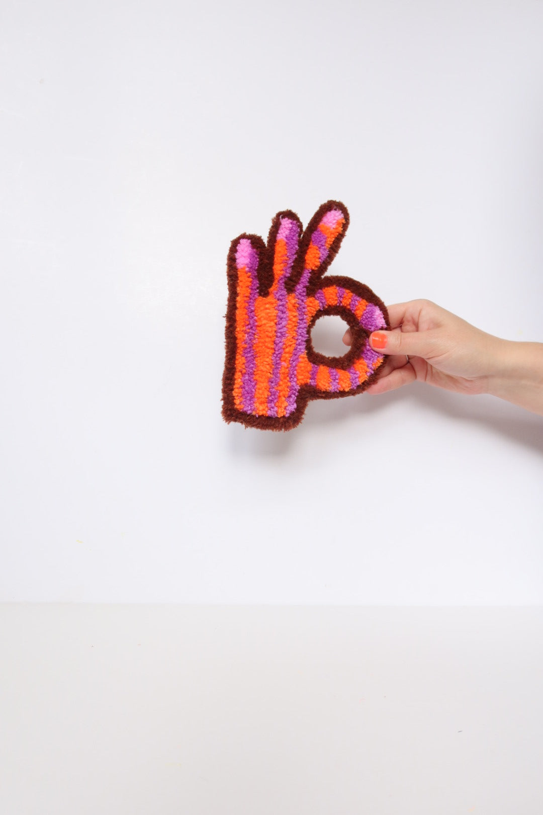 Det Bliver OK! - Orange, lilla & Brun Tekstilkunst