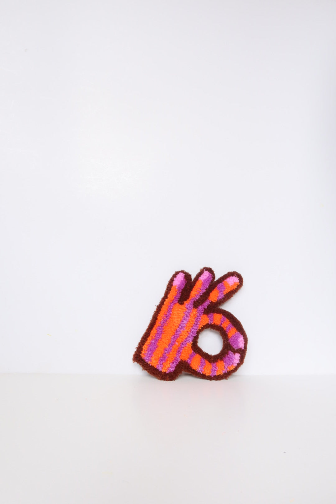 Det Bliver OK! - Orange, lilla & Brun Tekstilkunst
