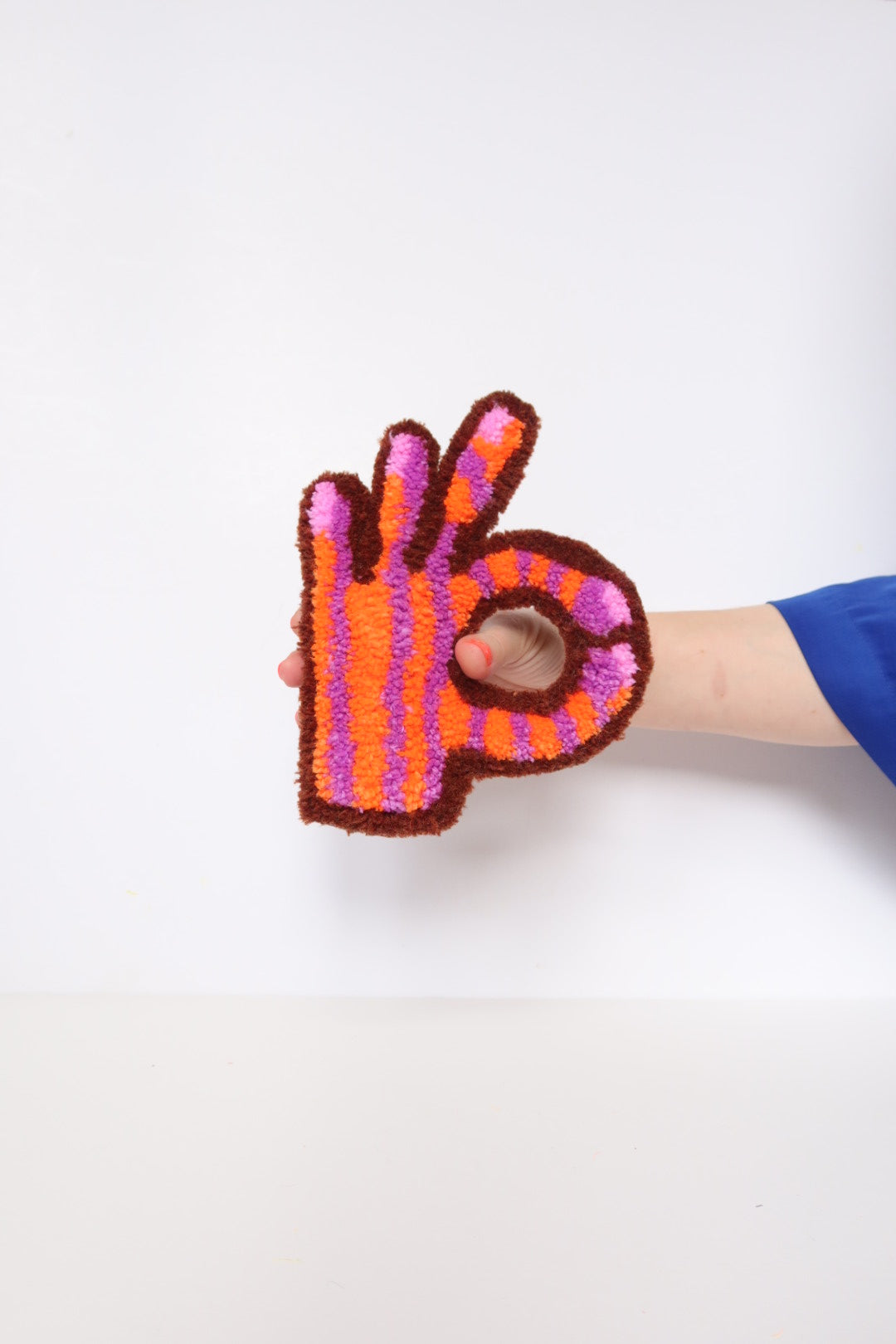 Det Bliver OK! - Orange, lilla & Brun Tekstilkunst
