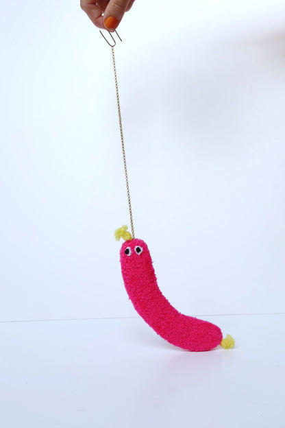 Lodden Pølse med Øjne - Hot Pink og Gul Tekstilkunst