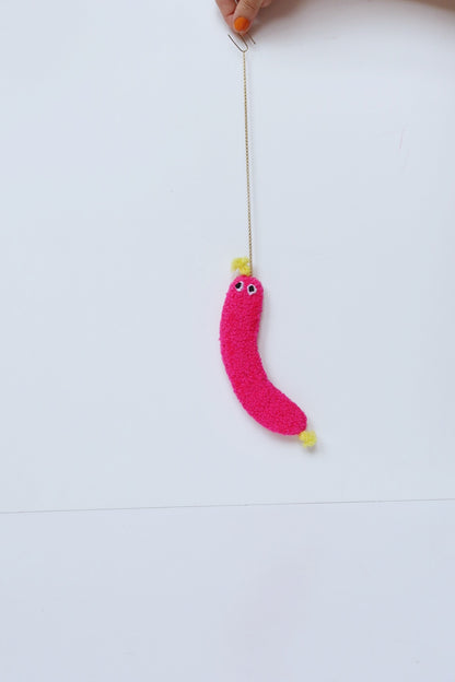 Lodden Pølse med Øjne - Hot Pink og Gul Tekstilkunst