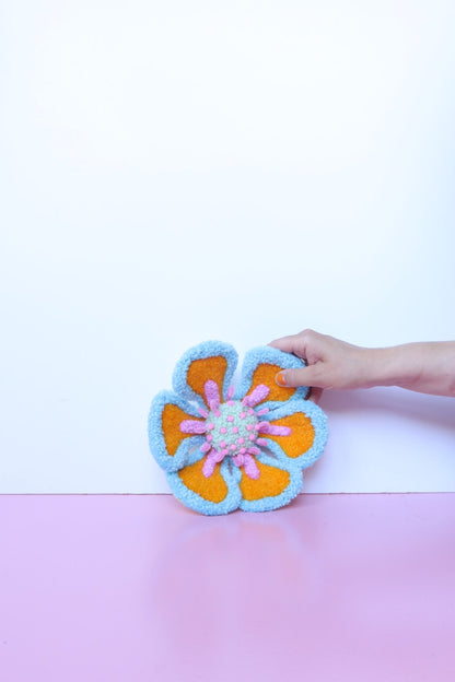 Gul, Lyseblå & Lyserød Blomst Skulptur - Formbar Tekstilkunst