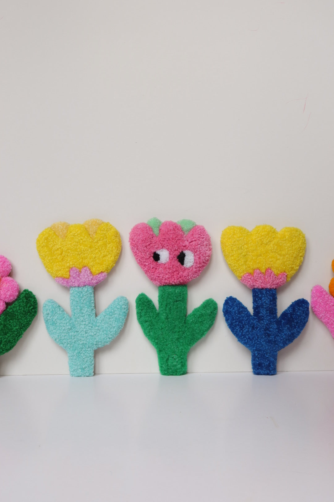 Smiley Face Blomst - Gul, Rød & Pink Tekstilkunst