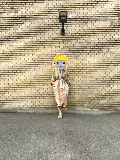 Ava - håndtuftet maske i [gult hår og pasteller] der udforsker identitet og transformation, 43x50cm kunstværk af Dyreborg Studio