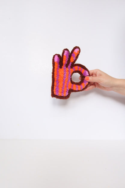 Det Bliver OK! - Orange, lilla & Brun Tekstilkunst