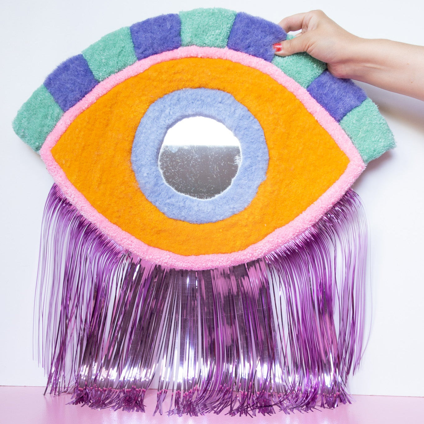 varm gul lavendel lametta, warm yellow Medium Eye Mirror, Illum installation, illum exibition, lavender tinsels, colors, tufted art, tufting, tuftet øje, illum udstilling, spejl, øjespejl, forsiden 